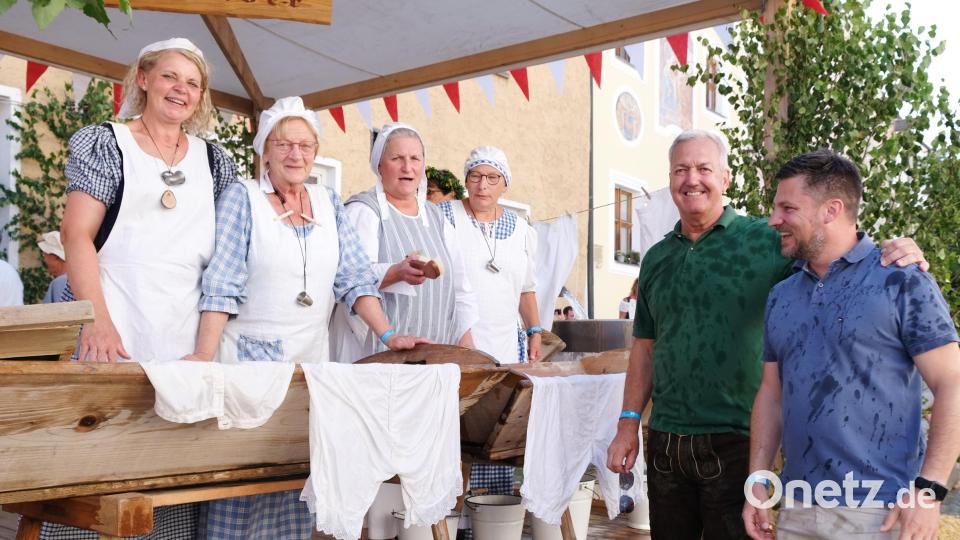 Zur Belustigung beim Mittelalterlichen Markt in Nabburg tragen die Waschweiber bei. Bild: mab
