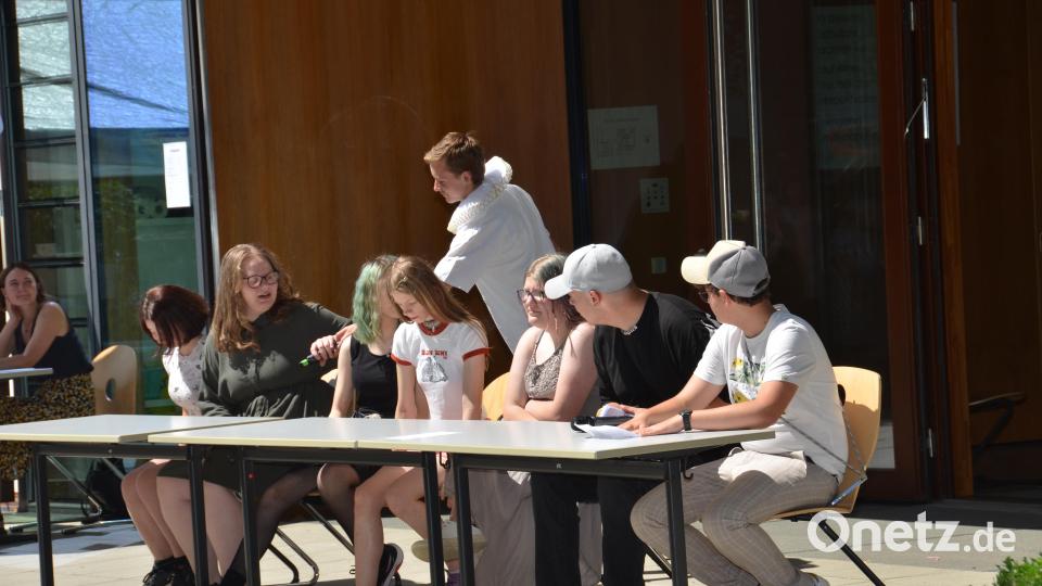 In der Schule sollten die Schüler ein Referat über den Schlossherrn schreiben. Bild: dob