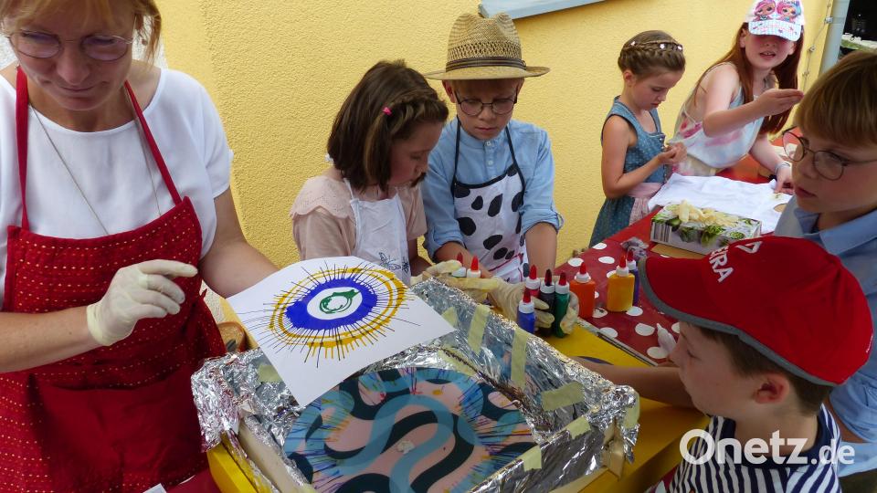 Mit Farben spielen und dabei T-Shirt bedrucken unter der Regie von Lehrerin Martina Rauch, das macht Spaß Bild: sl