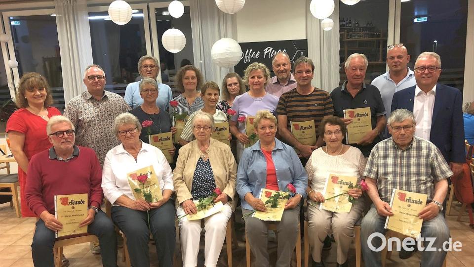 In den Fokus der Jahreshauptversammlung beim TB Jahn Wiesau rückten langjährige Vereinsmitglieder, die jeweils mit Urkunden und Nadeln ausgezeichnet wurden. Bild: wro