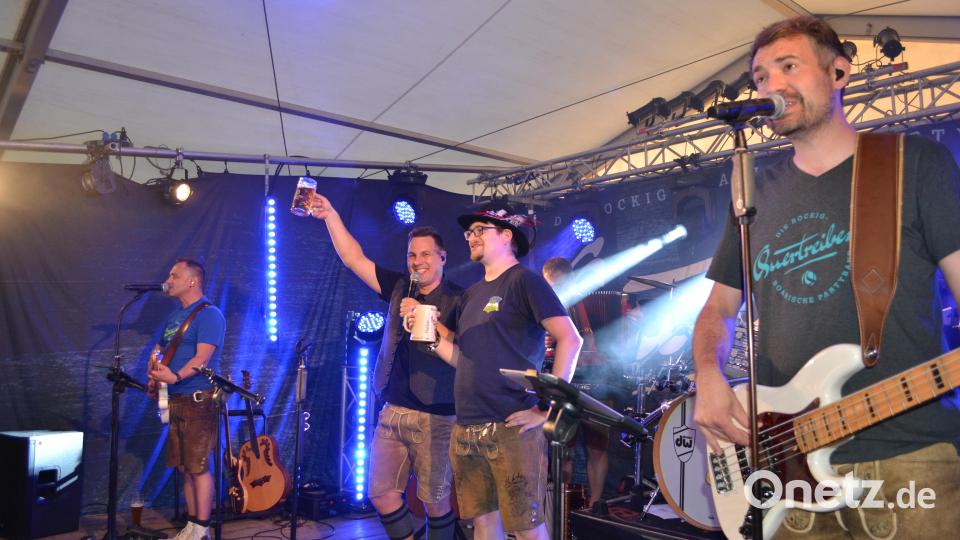 Vorsitzender Markus Reil eröffnete die Pirker Kirwa 2023 zusammen mit dem Frontmann der "Quertreiber". Thorsten. Bild: kki