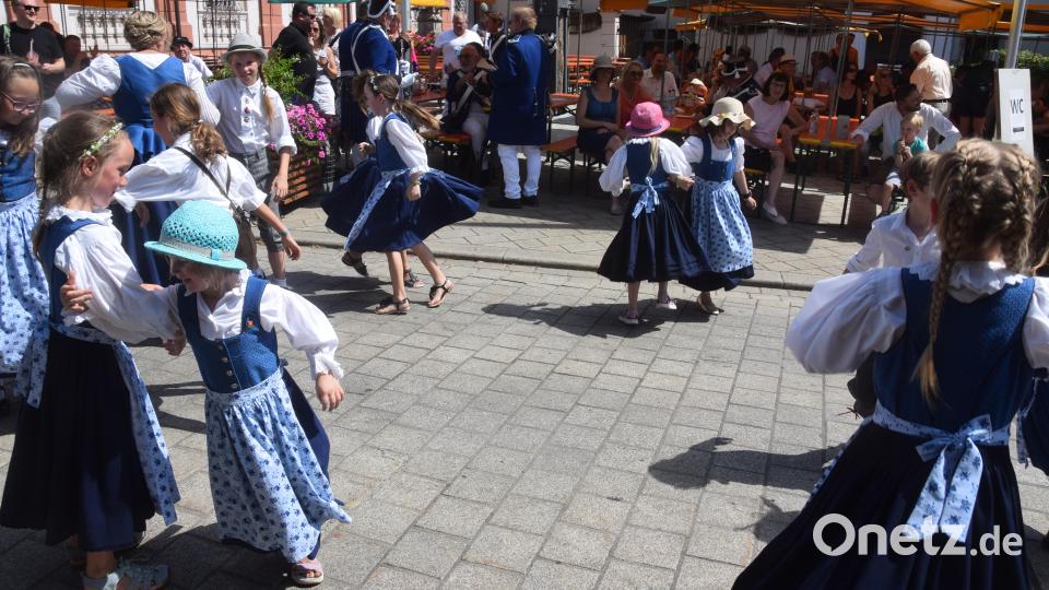 Freude pur bei den tanzenden Trachtenkindern. Bild: fz