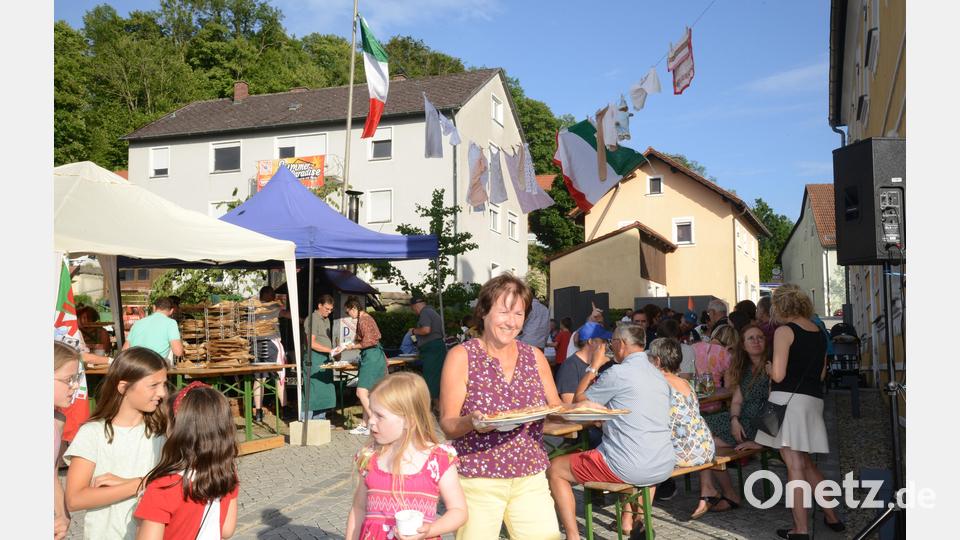 Über den Eingang baumelte an einer langen die Leine so wie in Italien Wäsche zwischen den Häusern. Bild: bey
