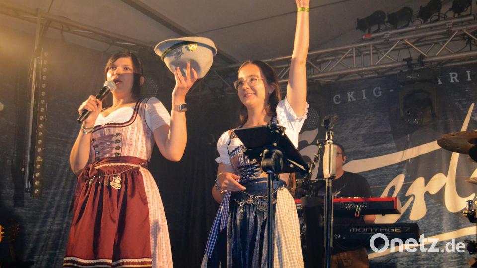 Die ehemalige Vorsitzende Steffi Reil zieht mit der Glücksfee die Gewinner des "Glubberlspiels, das man beim Eintritt kaufen konnte. Bild: kki