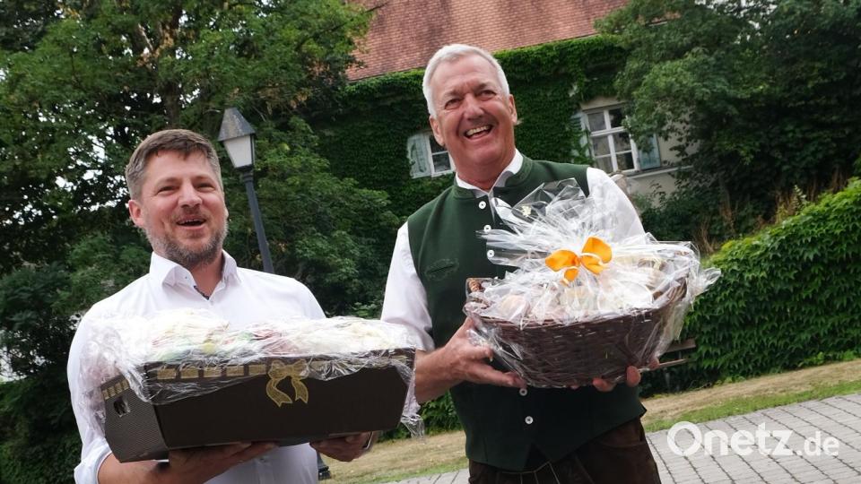 Gegenseitige Abschiedsgeschenke gehören dazu. Bild: mab