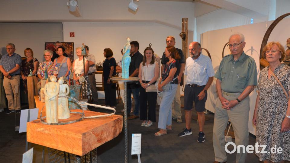 Über 80 Besucher kamen am Donnerstagabend zur Vernissage ins Museum Mitterteich. Bild: jr