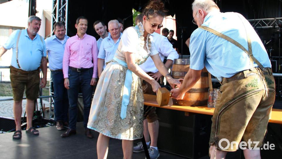 Mit drei Schlägen zapfte Christine Püttner von der Brauerei Püttner das erste Fass an. Bild: lep