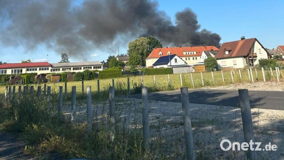 Durch den dunklen Qualm war der Brandort in Wiesau schon von weitem sichtbar. Bild: Feuerwehr Wiesau/exb