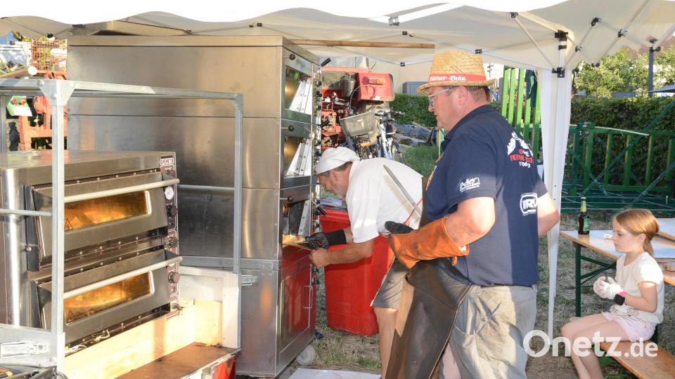 Vom Tisch des Marktgemeinderates an den Pizzaofen. Josef Burkhard und Hans Wittmann sind einige der Pizzabäcker. Bild: bey
