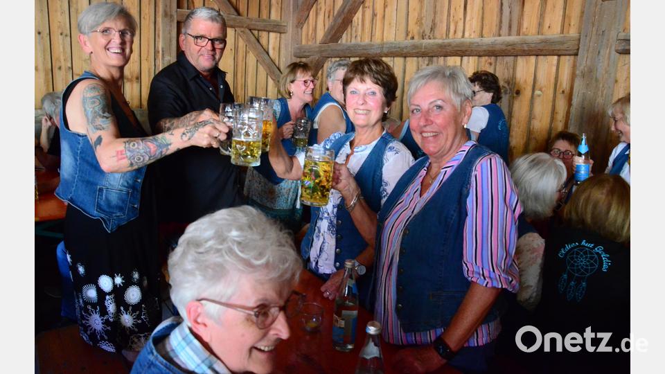 Das Maria-Seltmann-Haus lässt grüßen: Auch die Senioren-Line-Dance-Gruppe "Oldies but Goldies" unterstützte die Band. Bild: Kunz