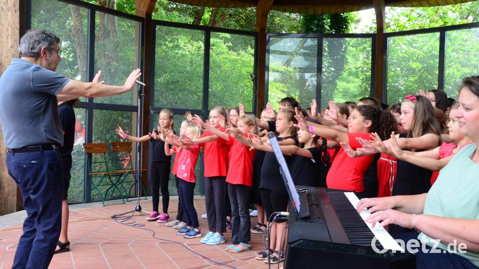 Peter Pollinger dirigiert im Pavillon die &quot;Weidener Stimmakrobaten&quot; des Kammerchors. Bild: Kunz