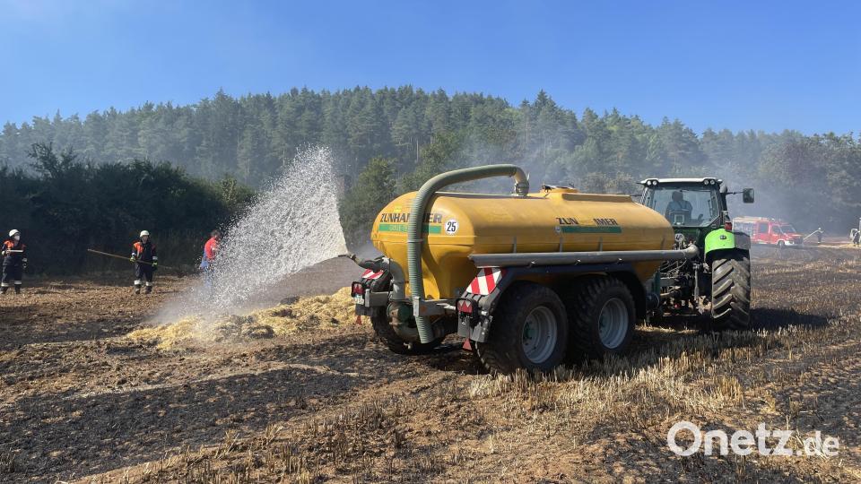 Bei einem Feldbrand in Mittelreinbach bei Neukirchen im Landkreis Amberg-Sulzbach haben Landwirte mit ihren Pumpfässern eingegriffen. Bild: Kreisbrandinspektion Amberg-Sulzbach
