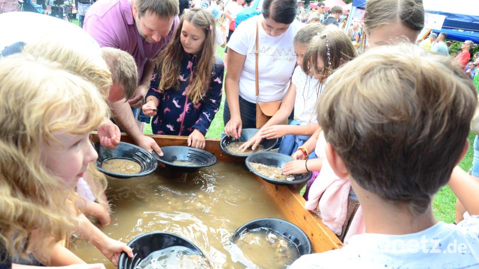 Goldwaschen im Max-Reger-Park. Bild: Kunz