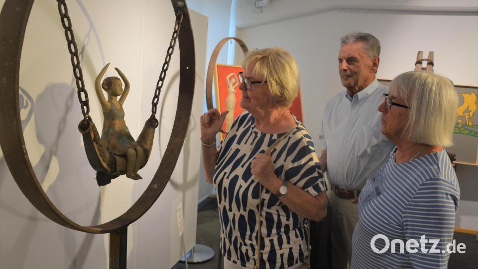 „Mädchen auf einer Schaukel“ heißt dieses Kunstwerk. Bild: jr