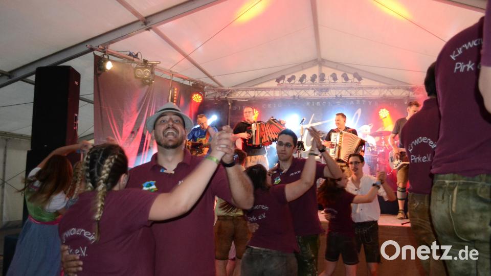 Das amtierende Oberkirwa-Paar Cornelia und Matthias eröffnete den Tanz und zeigten das Wochenende über reichlich Ausdauer. Bild: kki