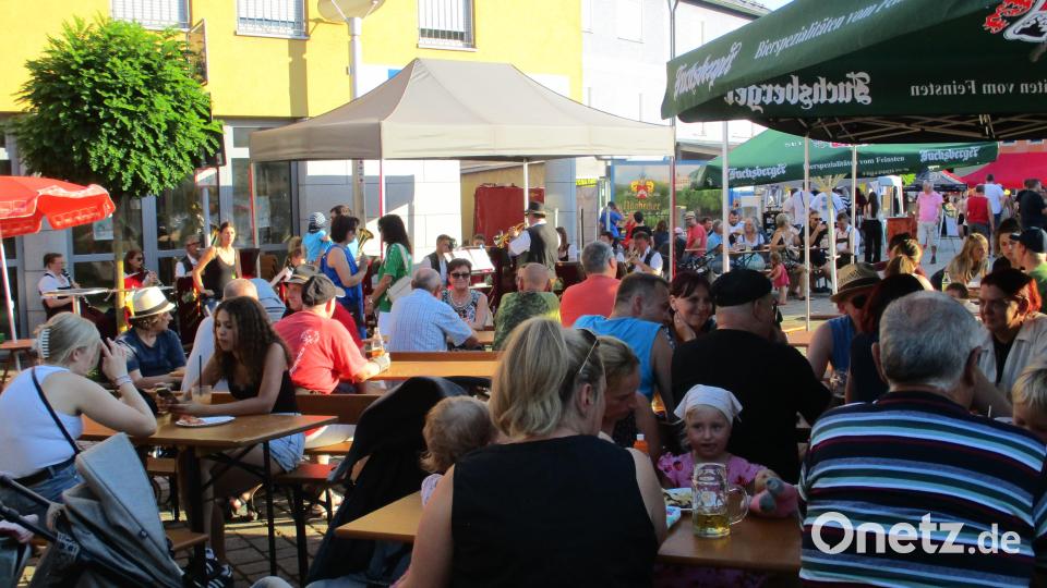 Gegen Abend füllen sich die Bänke deutlich. Bild: bnr