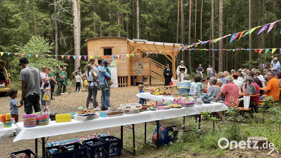 So viel ist normalerweise nicht los, auf dem Areal des Waldkindergartens. Zur Einweihungsfeier sind viele Besucher gekommen, die sich über das Projekt informieren wollen. Bild: wlr