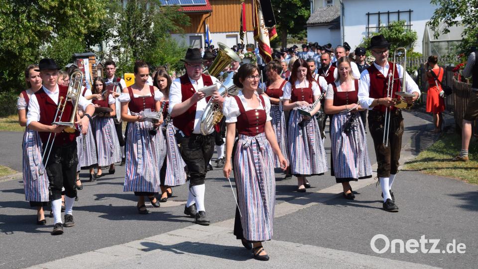 Die Festmusik für die Feuerwehren kam von der Trachtenkapelle aus Hohenburg. Bild: bö