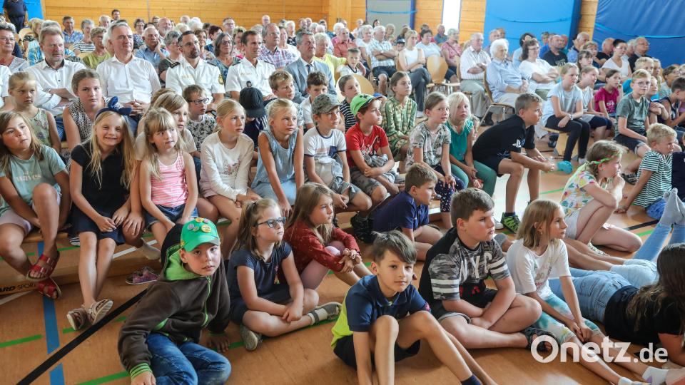 Die Grundschüler der dritten und vierten Klasse blicken gespannt auf das Puppentheater. Bild: Wolfgang Steinbacher
