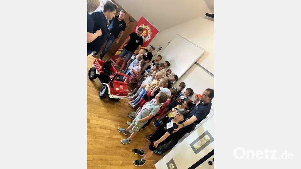 Alle Kinder wollten gleich mit dem kleinen Feuerwehrauto fahren. Bild: exb/ Feuerwehr