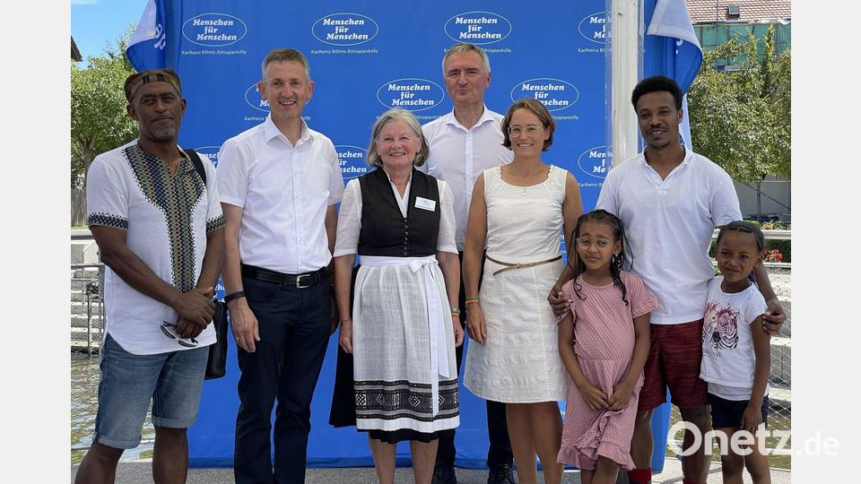 Von rechts nach links: Terefe Ferkadu (Vorstand des Äthiopischen Kulturvereins Nürnberg); Albert Geitner (Bürgermeister Ursensollen); Heidi Dolles-Birner (Vorsitzende des Arbeitskreises Ebermannsdorf); Landtagsabgeordneter Harald Schwartz, Andrea Hegener (Leitung Fundraising und Kommunikation bei Menschen für Menschen) und Workineh Siyoume (Integrationsbeauftragter aus Nürnberg). Bild: Nils Ganzmann