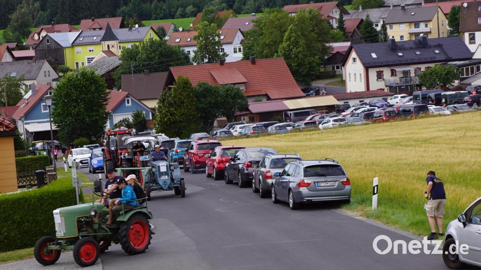 Besonders eng wurde es in Oberwappenöst bei der Ausfahrt der Traktoren. Bild: bkr