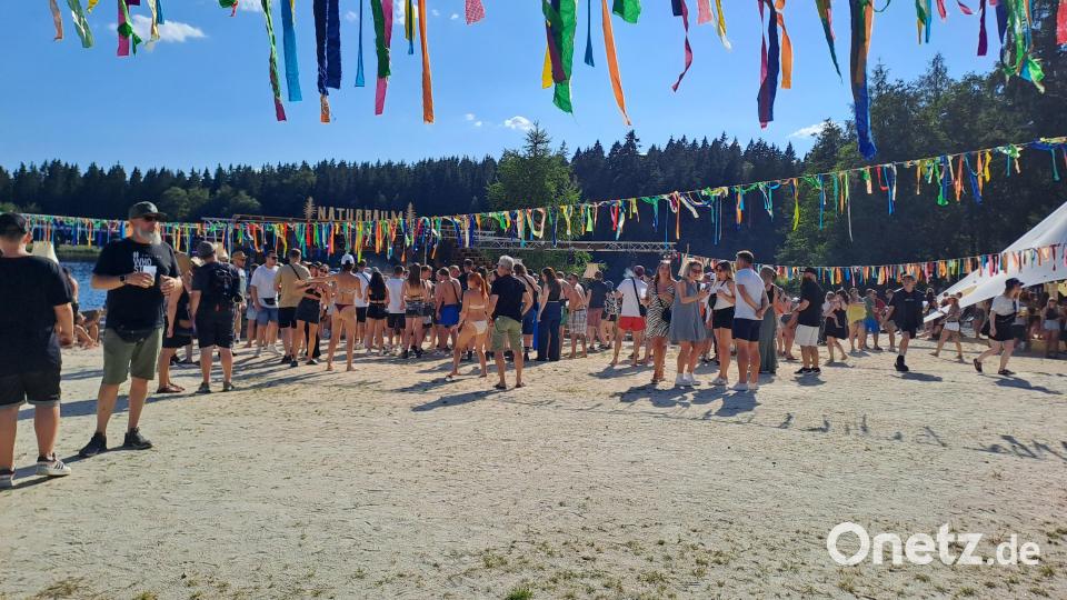 Bereits am Nachmittag haben Junge und Junggebliebene am Sandstrand fröhlich-entspannt gefeiert und getanzt. Bild: gis