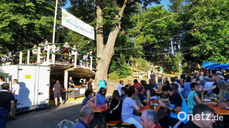 Mitten in einer grünen Lunge boten CSU, JU und Musikerfreunde beste Unterhaltung mit Musik und Verpflegung.. Bild: gz