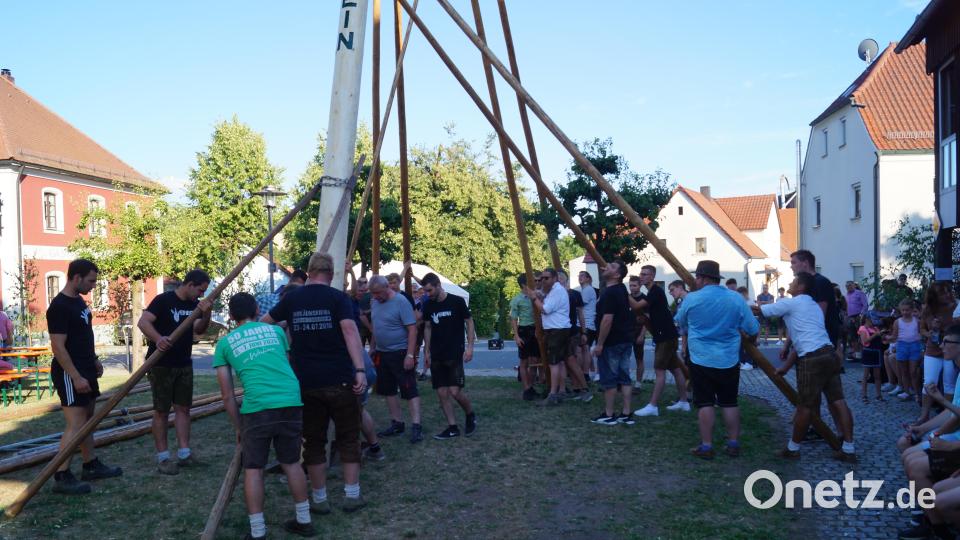 Mit Muskelkraft wurde der schwere Baum in die Höhe gehievt. Bild: slh