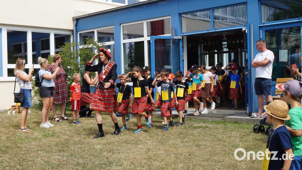 Mit Rektor Lothar Drachsler an der Spitze zogen die 50 Kinder der Grundschule zu den Highland-Games ein. Bild: wel