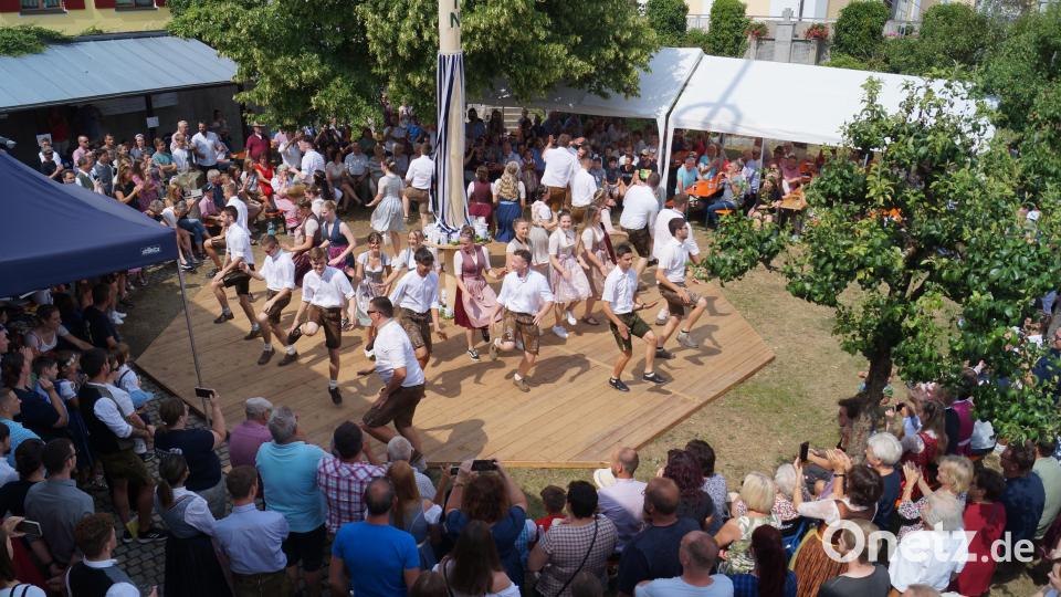 Viel Applaus bekamen die Kirwapaare für ihre Tänze. Bild: slh