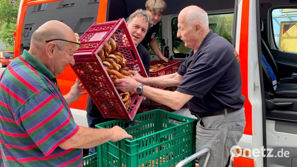 Nachdem 300 Brezen und einige Torten und Kuchen bei der Feier des 150. Geburtstag der Feuerwehr Neunkirchen übrigblieben, beliefert die Wehr um Vorstand Gerd Miederer und Kommandant Roman Baumgärtner (Mitte, von links) die Tafel in Weiden um Vorsitzenden Josef Gebhardt (rechts). Bild: Gabi Schönberger
