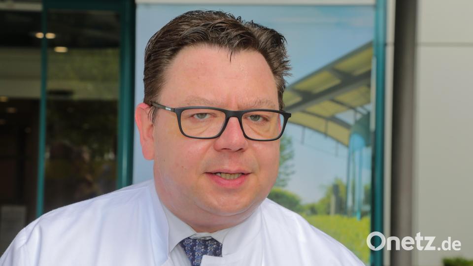 "Wir benutzen nur die neuesten Implantate für unsere Patienten, dementsprechend gibt es Implantate, die zwar immer noch extrem gut sind, extrem wertvoll, aber es ist nicht mehr der neueste Stand." (Privatdozent Dr. Antonio Ernstberger, Chefarzt der Amberger Unfallchirurgie) Bild: Wolfgang Steinbacher
