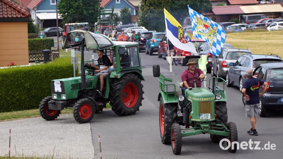 Besonders eng wurde es in Oberwappenöst bei der Ausfahrt der Traktoren. Bild: bkr