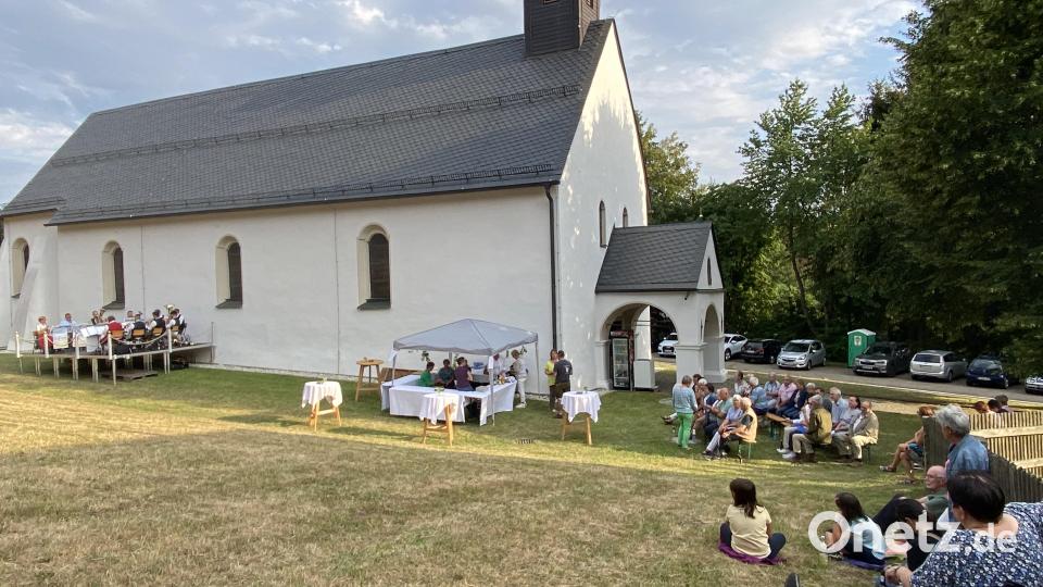 Im Schatten der St.-Jodok-Kirche spielten „Andreas Königsberger und seine Musikanten“. Bild: Josef Glas