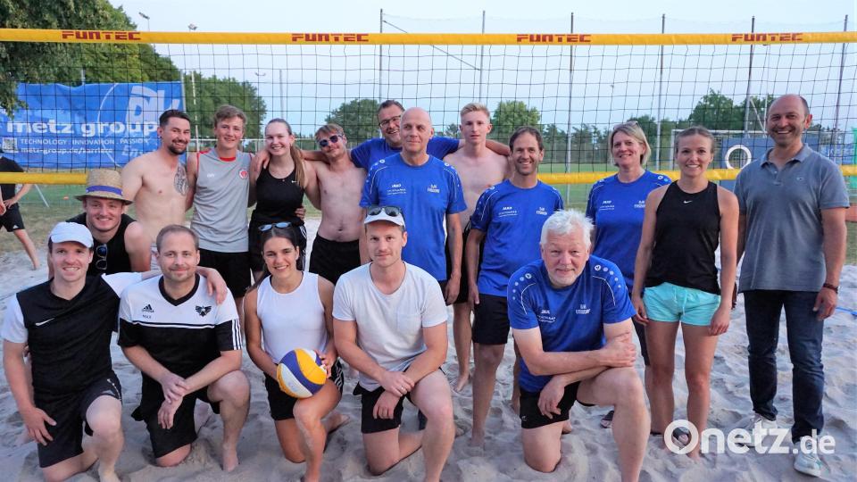Old Schmetterhand (knieend links) und die Teams auf Platz zwei und drei mit Organisatorin Linda Trager und Bürgermeister Hans Ram (rechts). Bild: tra
