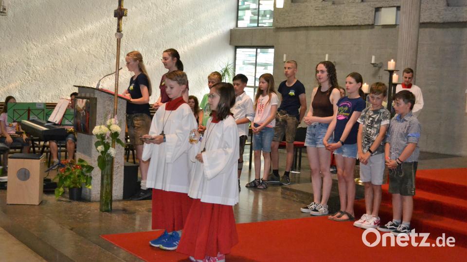Die Ministranten stellten ihre Dienste am Altar vor, die neuen Minis zeigten sie den Kirchenbesuchern: Max und Paula bringen Brot und Wein. Bild: kki