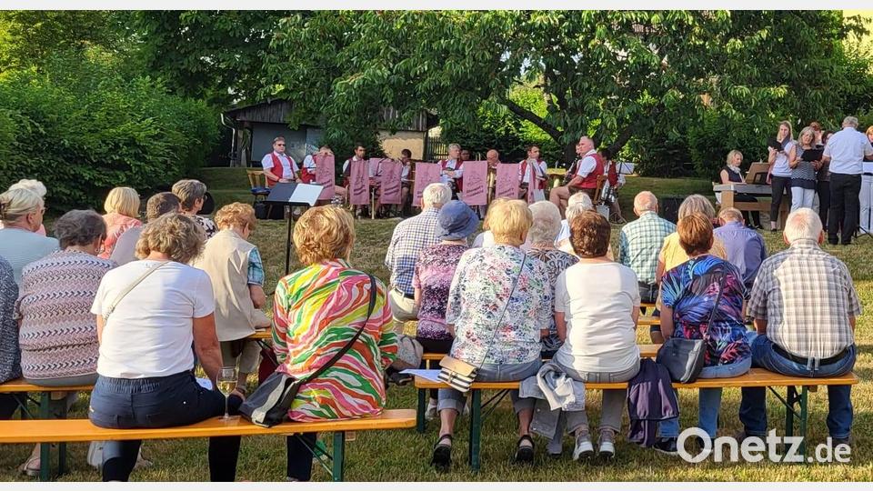 Gebannt lauscht das Publikum den Liedern bei der Sommerserenade, bei der die &quot;Blaskapelln&quot;, der Kirchenchor und der Männergesangverein für Unterhaltung sorgen. Bild: cro