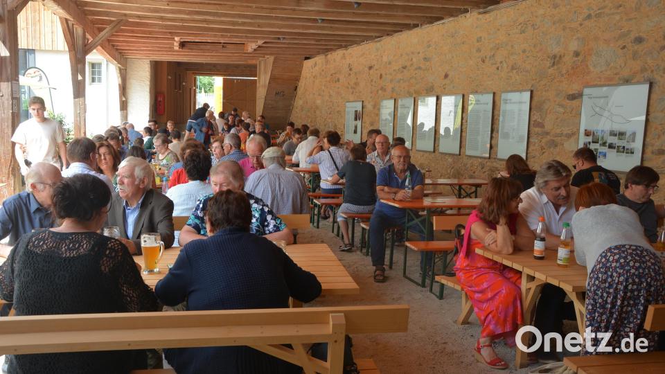 Schon am Sonntagvormittag war beim Konnersreuther Pfarrfest viel los. Bild: jr