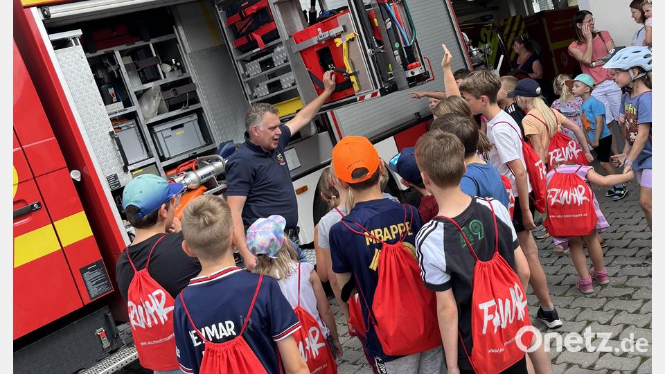 Viele Fragen der Kinder beantwortet Zweiter Kommandant Markus Lindner zur Ausrüstung der Fahrzeuge. Bild: exb/Feuerwehr