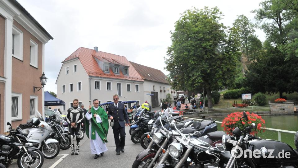 Stadtpfarrer Adam Karolczak segnet in Begleitung von Ministrant Hans Beugler in der Lederkluft und Ersten Polizeihauptkommissar Martin Zehent die entlang des Stadtweihers geparkten Motor- und Kleinkrafträder. Bild: bey