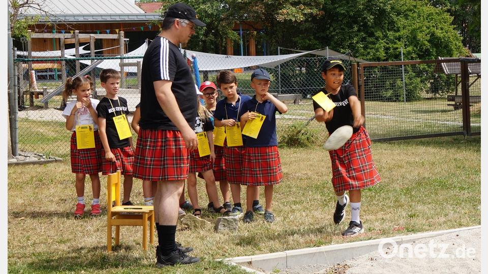 Ob Steinweitwurf oder Strohsackhochwurf, die Kinder hatten an den 14 Stationen viel Spaß. Bild: wel