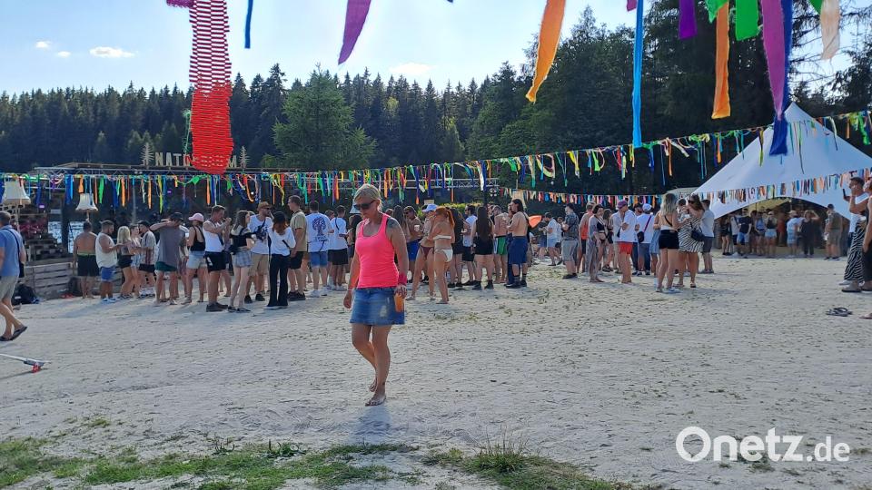 Bereits am Nachmittag haben Junge und Junggebliebene am Sandstrand fröhlich-entspannt gefeiert und getanzt. Bild: gis