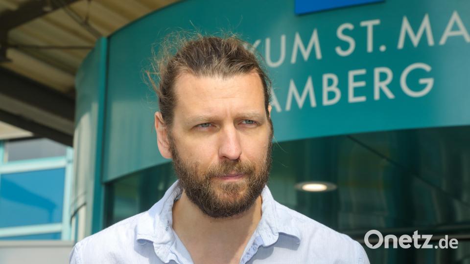 "Diese Implantate entsprechen in Deutschland nicht mehr dem neuesten Standard, sind aber noch hervorragend in der Ukraine zu benutzen." (Dr. Borys Frankewycz, Oberarzt in der Notaufnahme des Klinikums Regenburg und organisatorischer Leiter bei AG Ukrainehilfe) Bild: Wolfgang Steinbacher