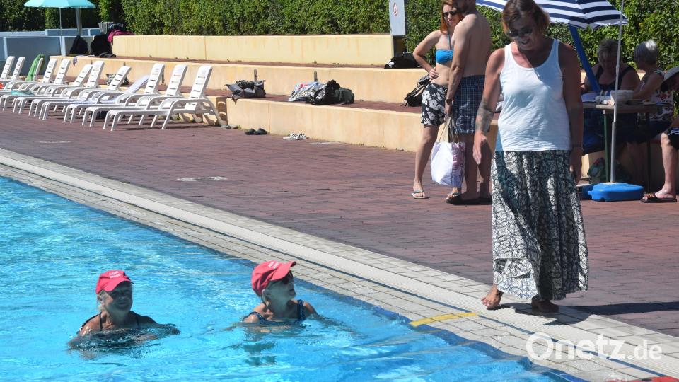 Die Aquajoggerin ziehen ihre Bahnen zugunsten der Spendenaktion. Bild: fz