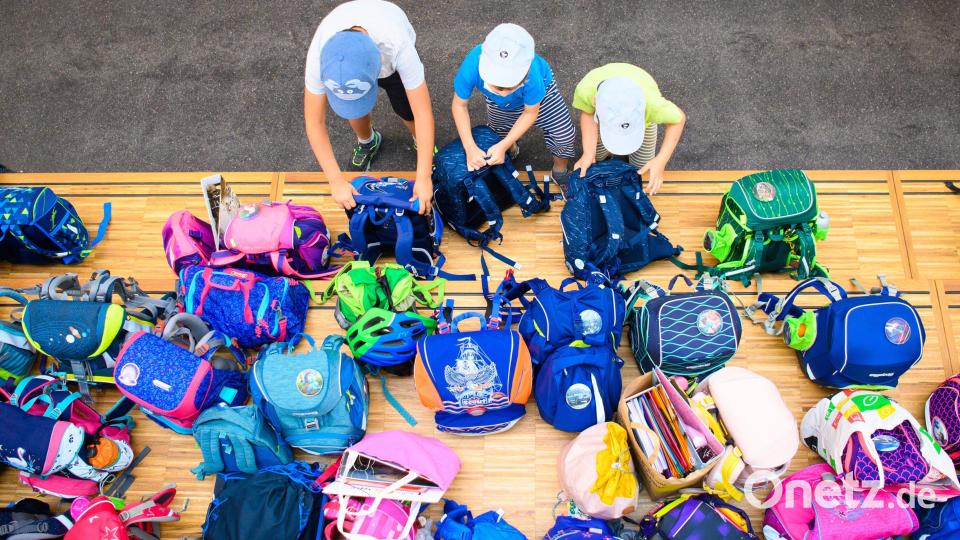 Schüler können betreut länger in der Schule bleiben. Ab dem Schuljahr 2026/27 gibt es den Rechtsanspruch auf das Ganztagsangebot. Symbolbild: Soeren Stache/dpa