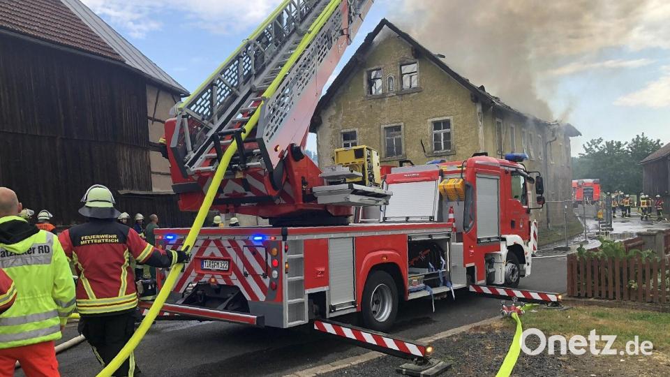 Auch eine Drehleiter war im Einsatz. Bild: wro