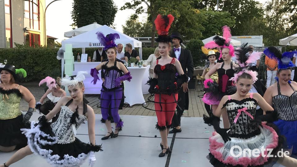 Die Truppe "Magic Shoes" von Patricia Ederer setzte einen Glanzpunkt beim Firmenjubiläum des KHI. Bild: mma