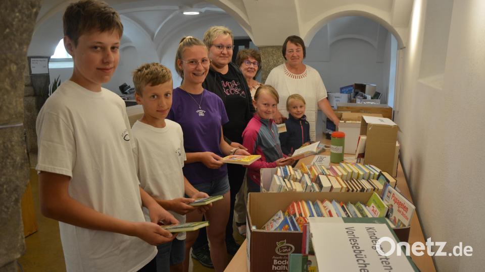 Eine große Nachfrage gab es beim Bücherflohmarkt im Gewölbesaal, präsentiert von Annika Grassold (Dritte von links) und Gudrun Schiml (Dritte von rechts). Hier konnten alte Bücher gegen eine Spende erworben werden. Bild: jr