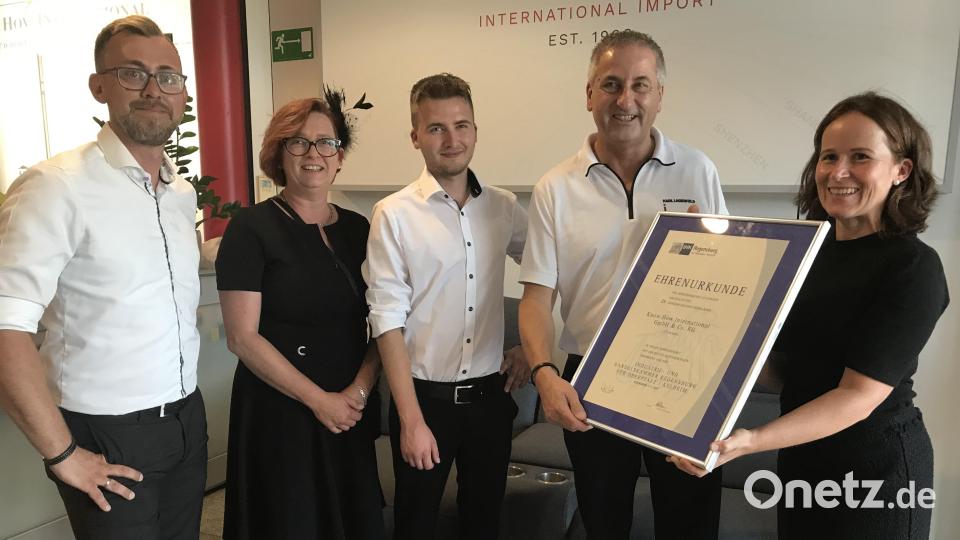 Die Ehrenurkunde der IHK Regensburg lässt Moritz Thamm, Steffi, Markus und Peter Baumann mit Dominique Mommers (von links) um die Wette strahlen. Bild: mma